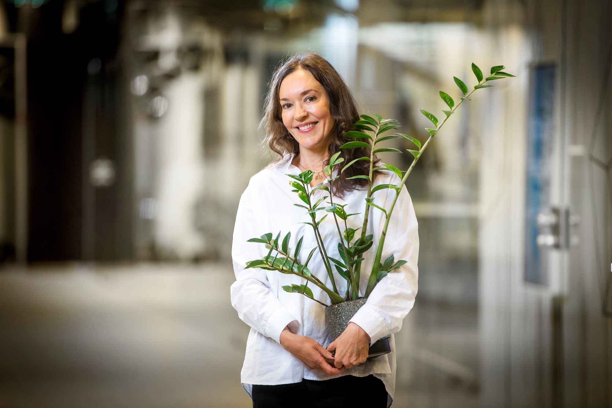 Forskaren Susanna Toivanen håller en växt
